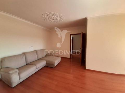 Apartamento t2 com varanda,queluz