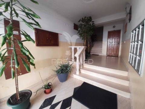 Apartamento t2 com varanda,queluz