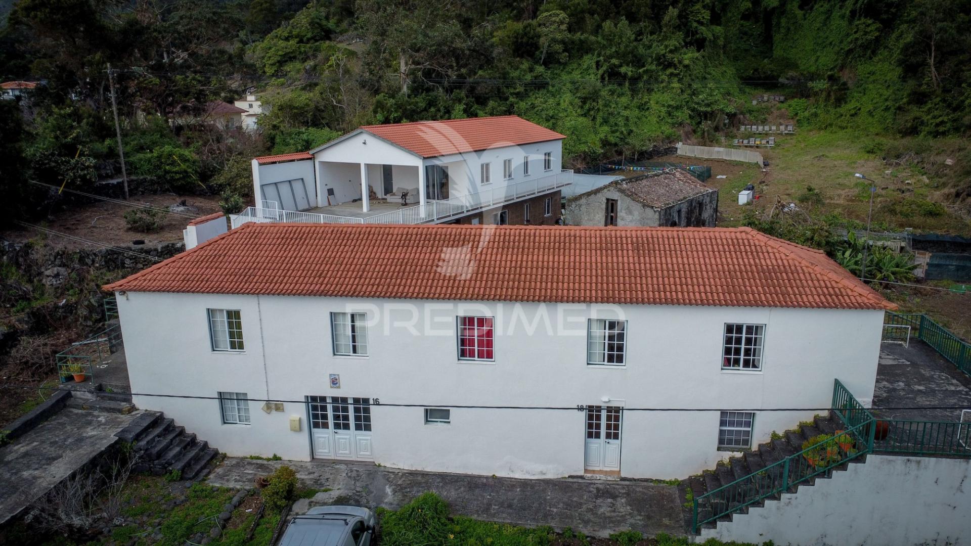 Bloco de 4 apartamentos com terreno de 12.232 m² e ruína – excelente oportunidade de investimento na urzelina