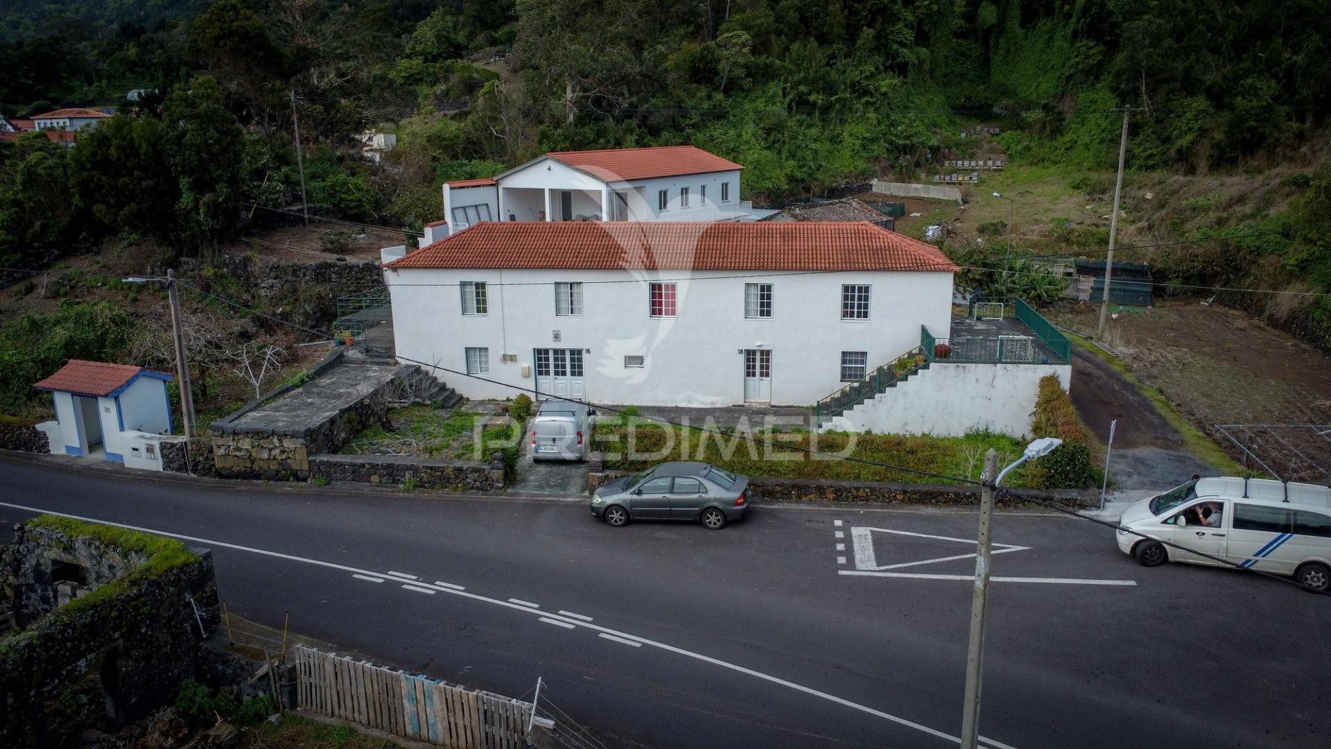 Bloco de 4 apartamentos com terreno de 12.232 m² e ruína – excelente oportunidade de investimento na urzelina