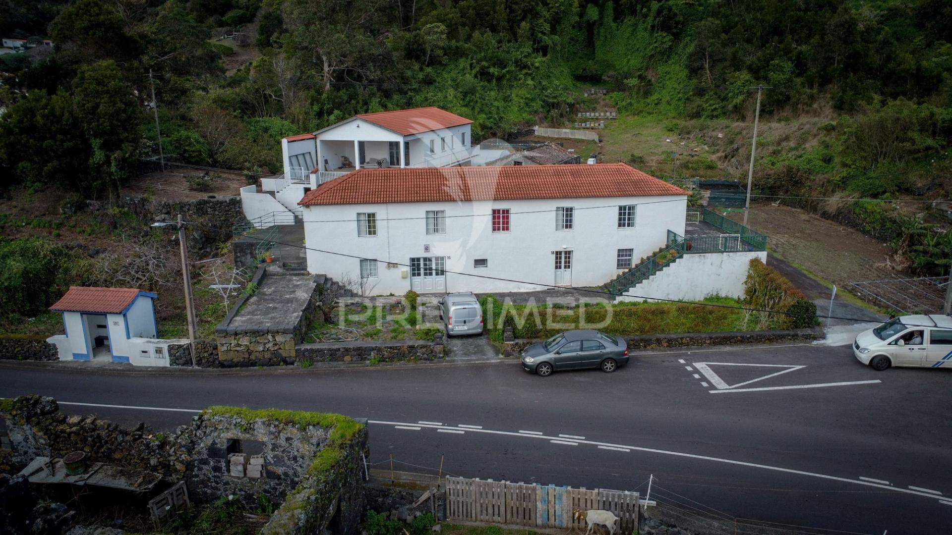 Bloco de 4 apartamentos com terreno de 12.232 m² e ruína – excelente oportunidade de investimento na urzelina