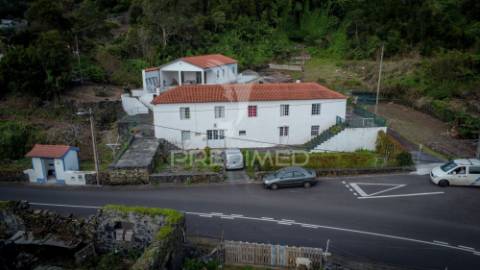 Bloco de 4 apartamentos com terreno de 12.232 m² e ruína – excelente oportunidade de investimento na urzelina