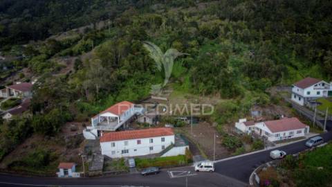 Bloco de 4 apartamentos com terreno de 12.232 m² e ruína – excelente oportunidade de investimento na urzelina