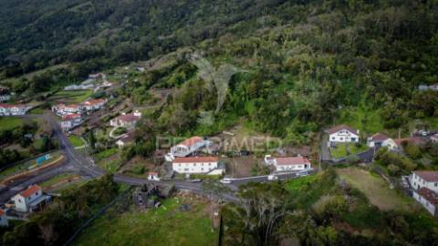 Bloco de 4 apartamentos com terreno de 12.232 m² e ruína – excelente oportunidade de investimento na urzelina