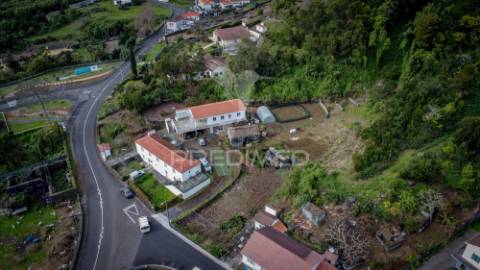 Bloco de 4 apartamentos com terreno de 12.232 m² e ruína – excelente oportunidade de investimento na urzelina