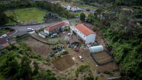 Bloco de 4 apartamentos com terreno de 12.232 m² e ruína – excelente oportunidade de investimento na urzelina