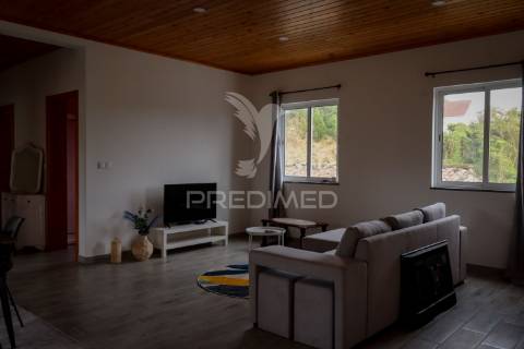 Bloco de 4 apartamentos com terreno de 12.232 m² e ruína – excelente oportunidade de investimento na urzelina