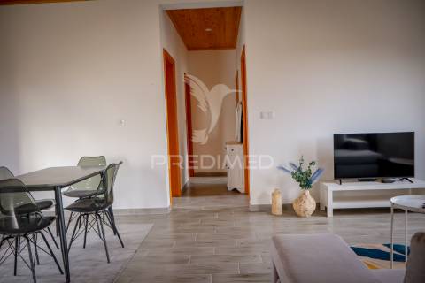 Bloco de 4 apartamentos com terreno de 12.232 m² e ruína – excelente oportunidade de investimento na urzelina