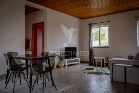 Bloco de 4 apartamentos com terreno de 12.232 m² e ruína – excelente oportunidade de investimento na urzelina