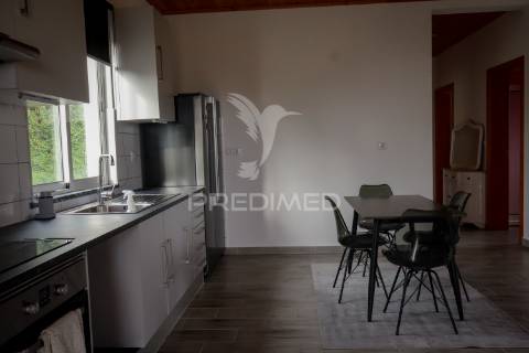 Bloco de 4 apartamentos com terreno de 12.232 m² e ruína – excelente oportunidade de investimento na urzelina