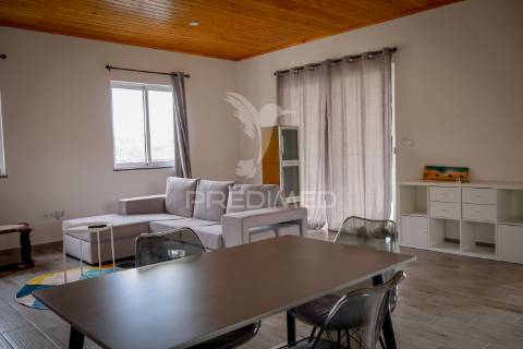 Bloco de 4 apartamentos com terreno de 12.232 m² e ruína – excelente oportunidade de investimento na urzelina