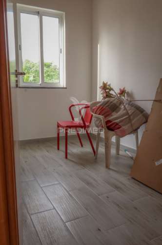 Bloco de 4 apartamentos com terreno de 12.232 m² e ruína – excelente oportunidade de investimento na urzelina