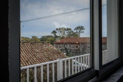 Bloco de 4 apartamentos com terreno de 12.232 m² e ruína – excelente oportunidade de investimento na urzelina