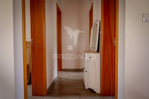 Bloco de 4 apartamentos com terreno de 12.232 m² e ruína – excelente oportunidade de investimento na urzelina