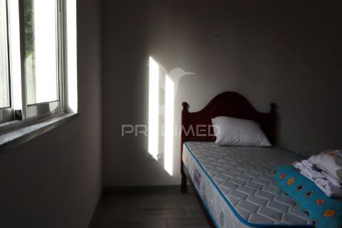 Bloco de 4 apartamentos com terreno de 12.232 m² e ruína – excelente oportunidade de investimento na urzelina