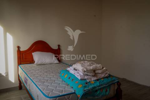 Bloco de 4 apartamentos com terreno de 12.232 m² e ruína – excelente oportunidade de investimento na urzelina