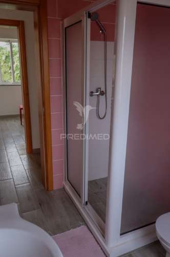 Bloco de 4 apartamentos com terreno de 12.232 m² e ruína – excelente oportunidade de investimento na urzelina