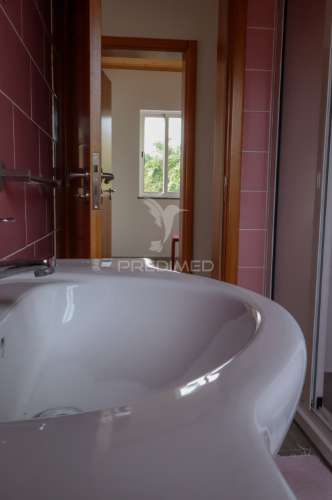 Bloco de 4 apartamentos com terreno de 12.232 m² e ruína – excelente oportunidade de investimento na urzelina