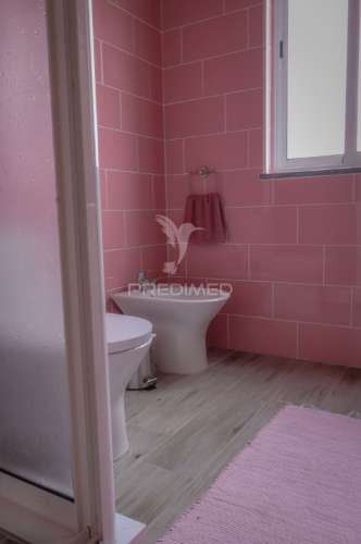 Bloco de 4 apartamentos com terreno de 12.232 m² e ruína – excelente oportunidade de investimento na urzelina