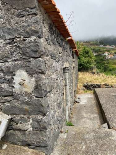 Moradia e palheiro em pedra com 2.770m2 de terreno no arco da calheta