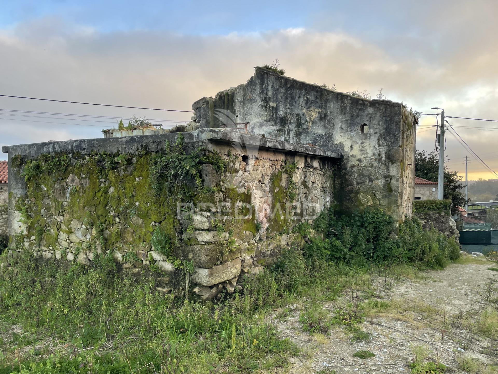 Casa ruínas - recuperar com 1.390m2 terreno ( bagunte )