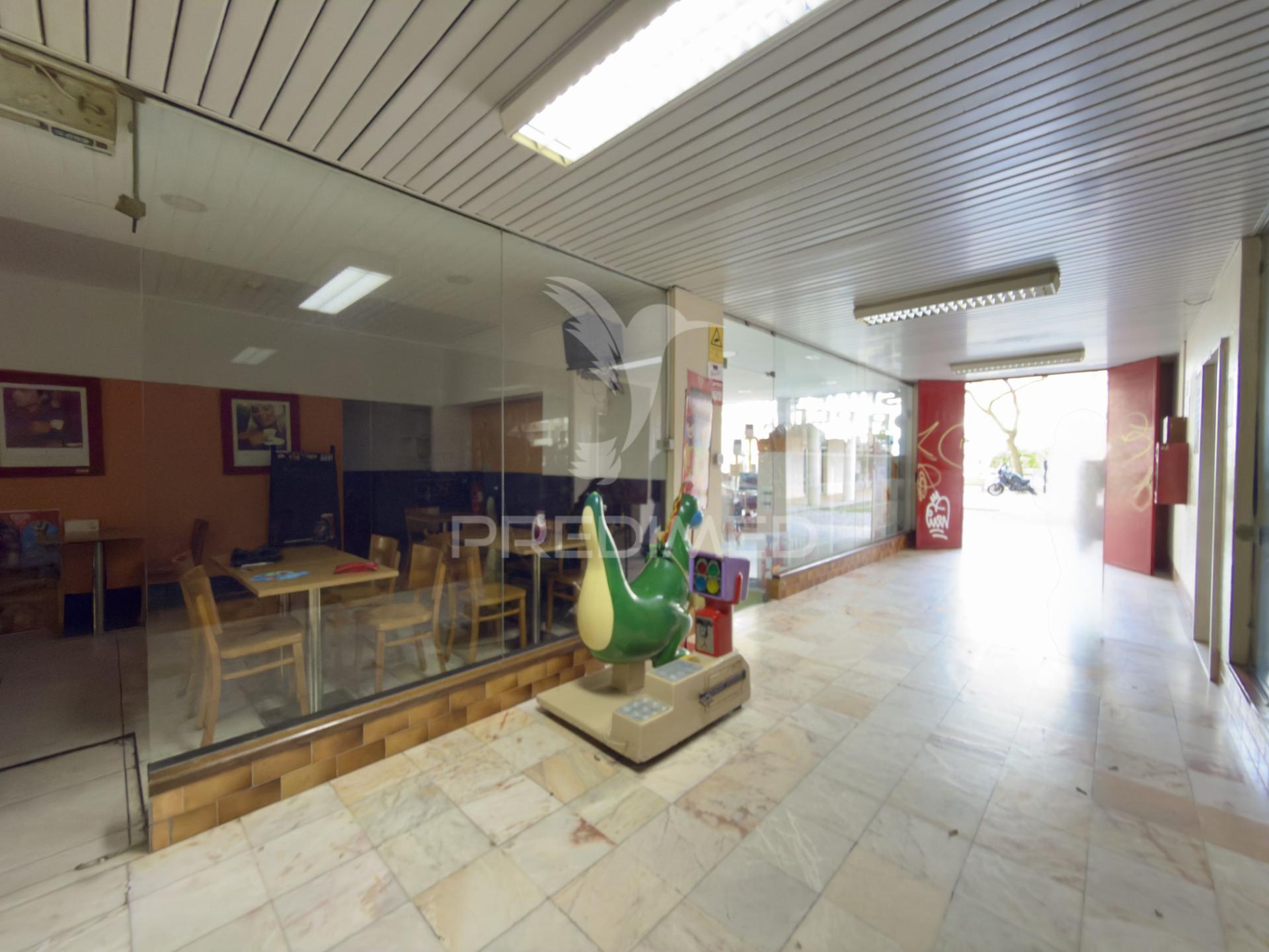 Venda de loja-café no centro de almada