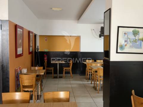 Venda de loja-café no centro de almada