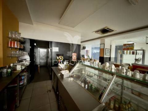 Venda de loja-café no centro de almada