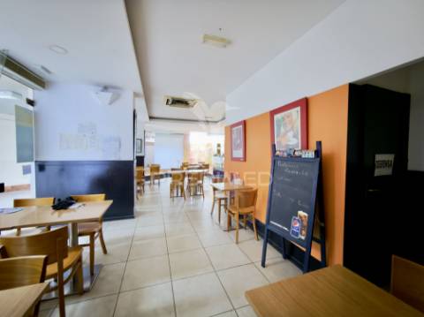 Venda de loja-café no centro de almada