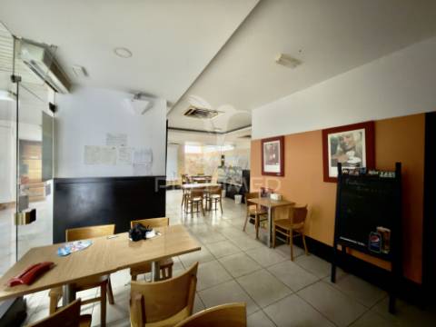 Venda de loja-café no centro de almada