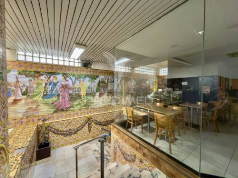 Venda de loja-café no centro de almada