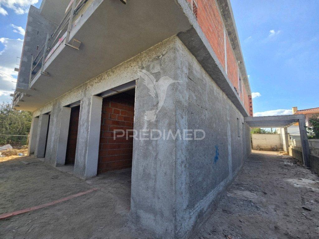 Moradia gem. t4, c/3 suites e piscina, em fernão ferro