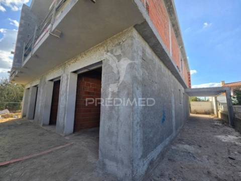 Moradia gem. t4, c/3 suites e piscina, em fernão ferro