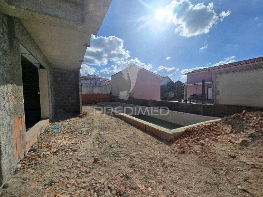 Moradia gem. t4, c/3 suites e piscina, em fernão ferro