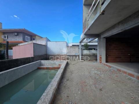 Moradia gem. t4, c/3 suites e piscina, em fernão ferro