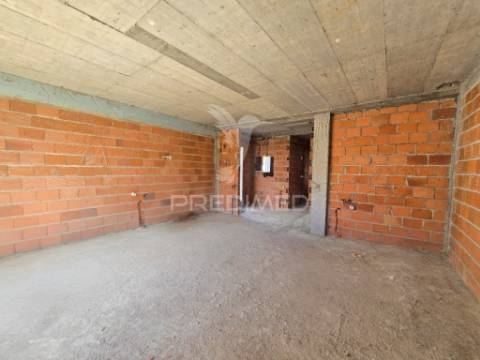 Moradia gem. t4, c/3 suites e piscina, em fernão ferro