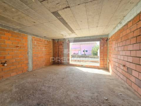 Moradia gem. t4, c/3 suites e piscina, em fernão ferro