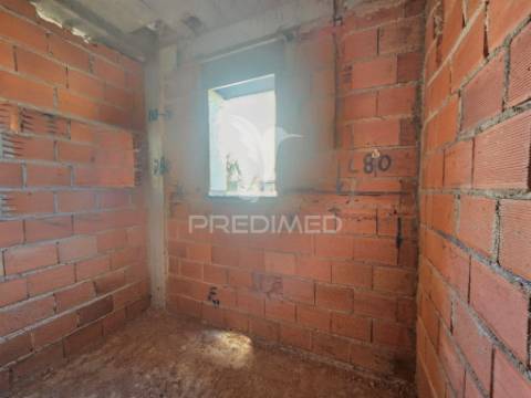 Moradia gem. t4, c/3 suites e piscina, em fernão ferro