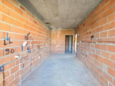 Moradia gem. t4, c/3 suites e piscina, em fernão ferro