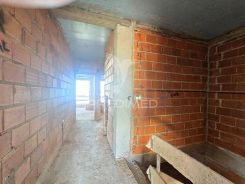 Moradia gem. t4, c/3 suites e piscina, em fernão ferro