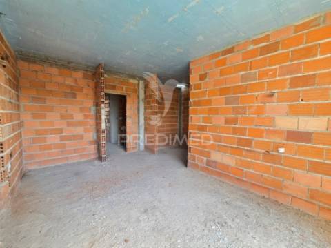 Moradia gem. t4, c/3 suites e piscina, em fernão ferro