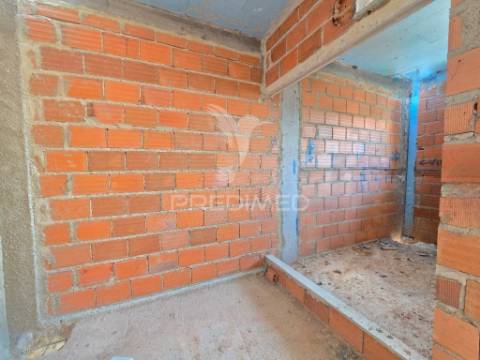 Moradia gem. t4, c/3 suites e piscina, em fernão ferro