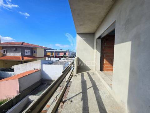 Moradia gem. t4, c/3 suites e piscina, em fernão ferro