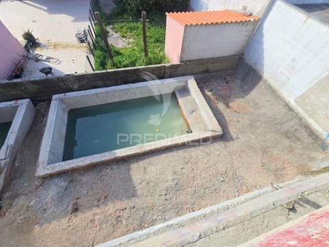 Moradia gem. t4, c/3 suites e piscina, em fernão ferro