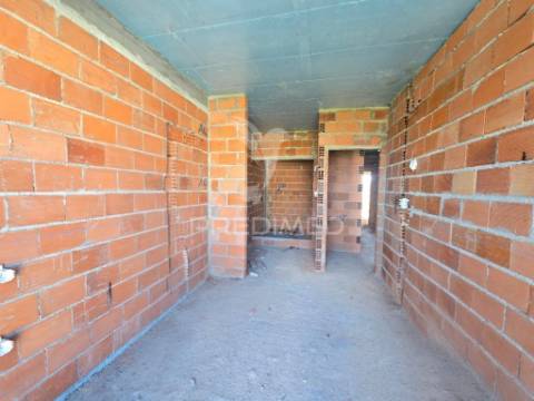 Moradia gem. t4, c/3 suites e piscina, em fernão ferro