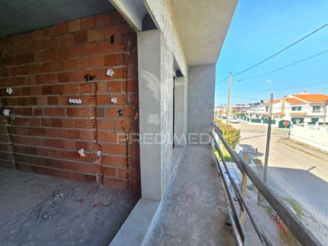 Moradia gem. t4, c/3 suites e piscina, em fernão ferro