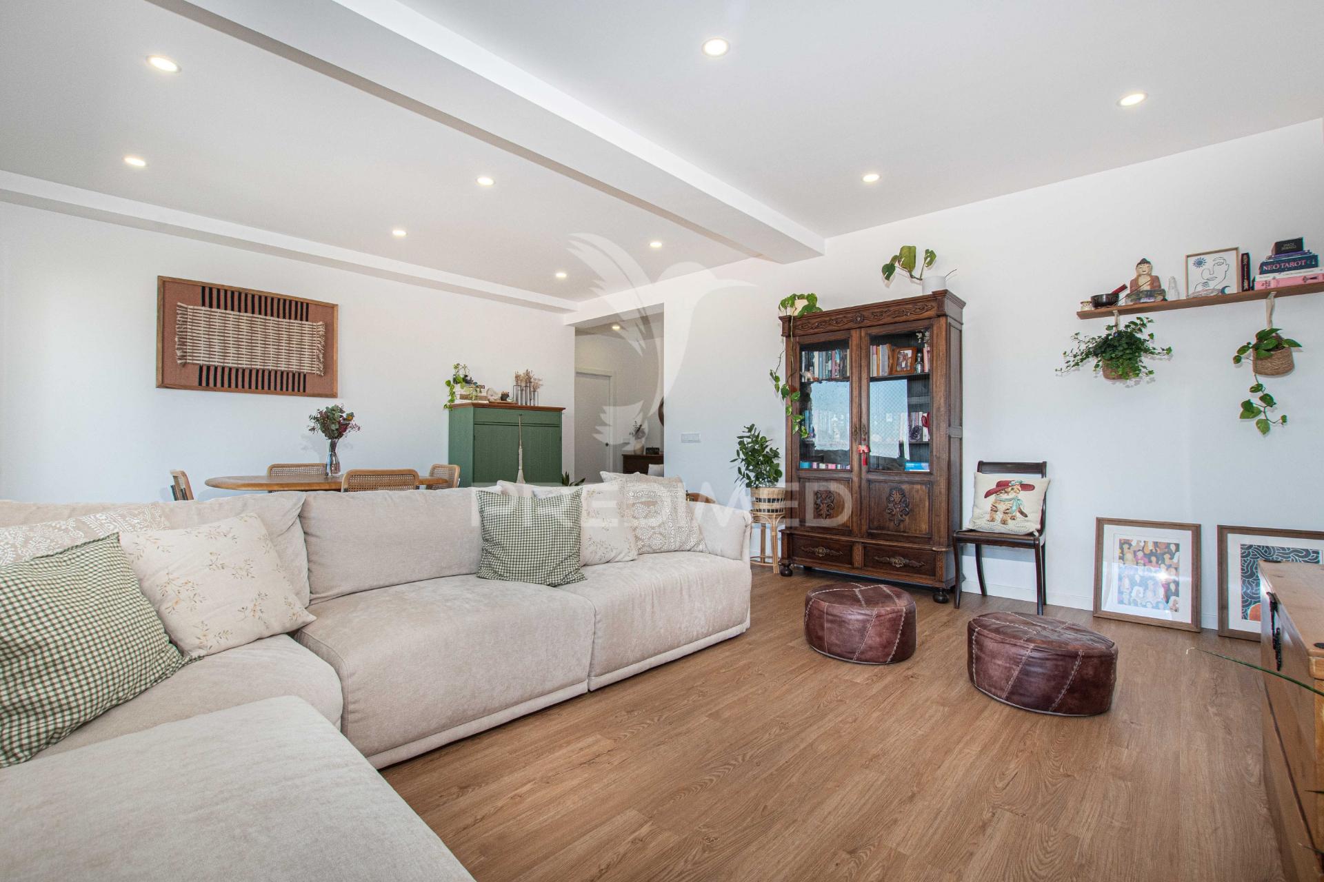 Excelente apartamento remodelado em almada com vista rio