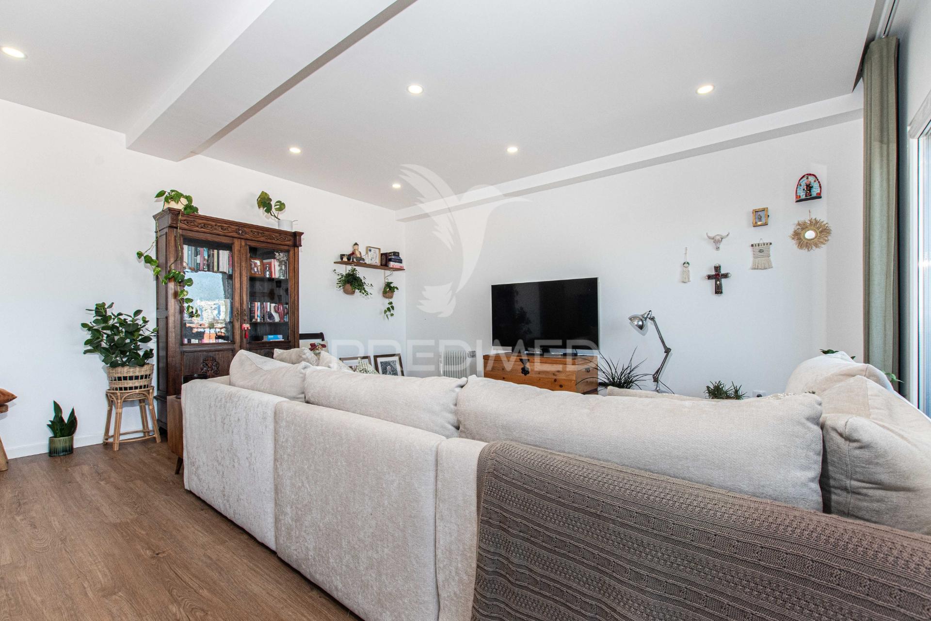 Excelente apartamento remodelado em almada com vista rio