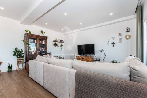 Excelente apartamento remodelado em almada com vista rio