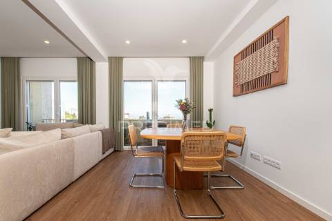 Excelente apartamento remodelado em almada com vista rio